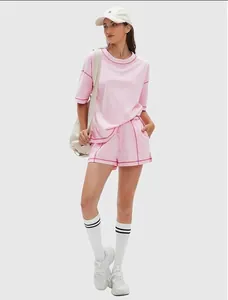 Vollansicht des rosa Baumwoll-T-Shirt- und Shorts-Sets für Damen mit Kontrastnaht