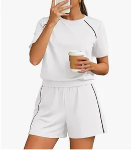 Completo casual bianco da donna con profili neri su top e pantaloncini.
