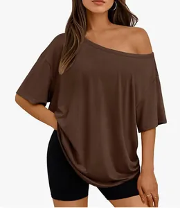 Dettaglio della t-shirt marrone da donna con scollo asimmetrico e vestibilità ampia