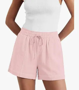 Dettaglio dei pantaloncini casual rosa con vita elastica e cuciture a contrasto
