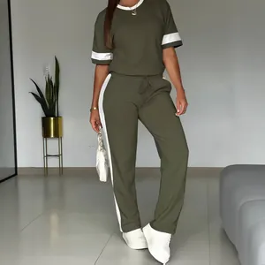 Completo casual da donna due pezzi, top a maniche corte e pantaloni con strisce