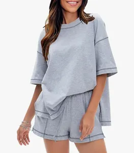 Vollansicht des übergroßen grauen Loungewear-Sets aus 100 % Baumwolle mit T-Shirt und Shorts