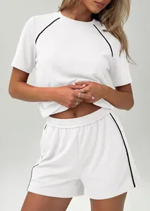 Dettaglio del set casual da donna bianco a due pezzi con finiture in tubolare nero
