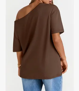 Vista posteriore di una maglietta casual marrone con spalle scoperte per donna.