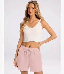 Dettaglio dei pantaloncini casual rosa da donna con cuciture bianche e coulisse.