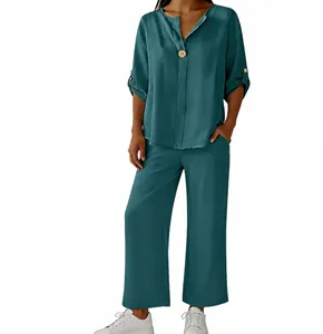 Vue complète d'un ensemble deux pièces turquoise pour femme avec col en V et pantalon large
