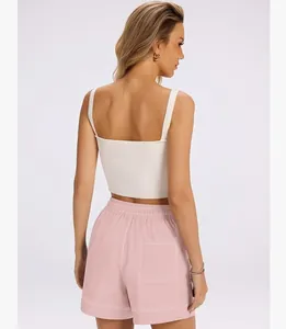 Vista posteriore di pantaloncini casual rosa con cuciture a contrasto ed elastico in vita