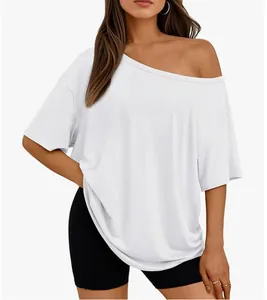 Dettaglio di una maglietta bianca ampia con spalla scoperta da donna in stile casual.
