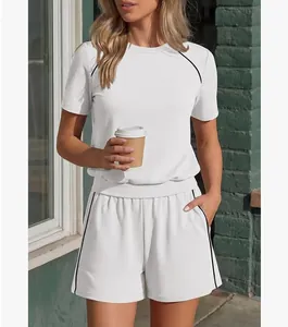 Completo casual bianco da donna a due pezzi con eleganti dettagli in piping nero