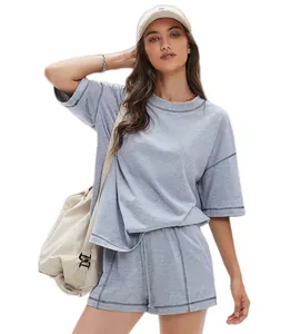 Lässiges graues Damen-Zweiteiler-Set mit Oversized-T-Shirt und passenden Shorts