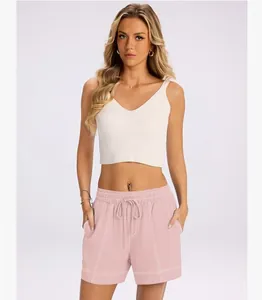 Vista dettagliata di pantaloncini rosa da donna con coulisse e cuciture a contrasto.