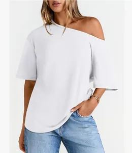 Vista dettagliata di un'elegante t-shirt bianca con spalle scoperte da donna sul modello