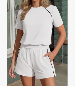 Vista dettagliata del set casual estivo bianco da donna con profili neri a contrasto.