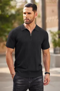 Detailaufnahme eines schwarzen Herren-Poloshirts aus Rippstrick mit modernem Viertelreißverschluss
