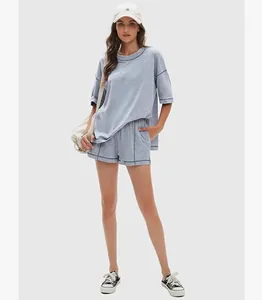 Ganzkörperansicht eines Modells in einem grauen T-Shirt- und Shorts-Set aus 100 % Baumwolle