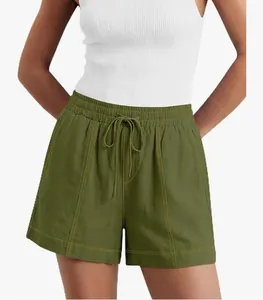 Primo piano di pantaloncini casual verde oliva con vita elastica e cuciture a contrasto.