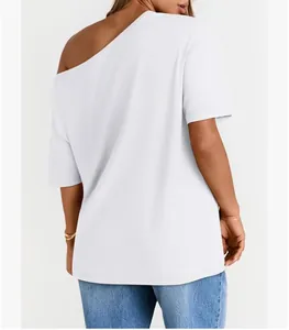 Vista posteriore di t-shirt bianca a maniche corte con spalla scoperta, vestibilità ampia