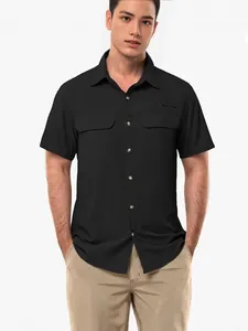 Schwarzes Kurzarm-Schnelltrocknungshemd für Herren mit Revers und Cargotaschen.