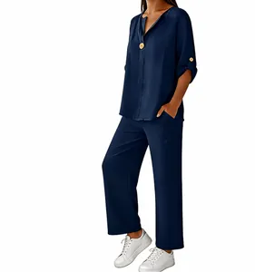 Vue détaillée de l'ensemble bleu marine deux pièces avec haut à col en V et pantalon