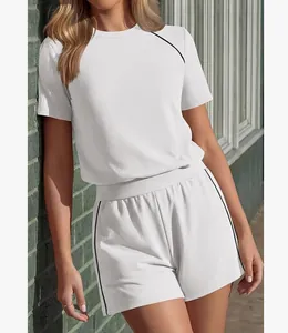 Vista dettagliata del set casual bianco da donna a due pezzi con strisce nere laterali