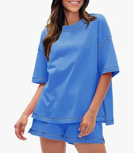 Hellblaues Damen-Zweiteiler-Set mit Oversize-T-Shirt und passenden Shorts aus Baumwolle.