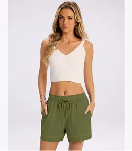 Pantaloncini casual verde oliva da donna con coulisse e cuciture a contrasto gialle