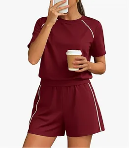 Set casual due pezzi da donna bordeaux con eleganti dettagli di profili bianchi a contrasto