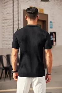 Rückansicht eines schwarzen Strick-Poloshirts für Herren mit vertikalen Streifen im Freien