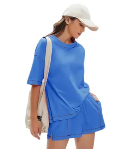 Modell trägt blaues 2-teiliges Set aus T-Shirt und Shorts aus 100 % Baumwolle für Sommer