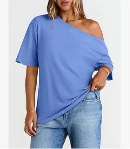 Dettaglio di una t-shirt casual azzurra a maniche corte con spalle scoperte donna
