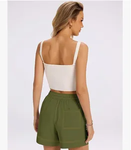 Vista posteriore di pantaloncini casual da donna verde oliva con la vita elastica