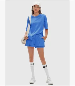 Ganzkörperaufnahme eines Modells im blauen Baumwoll-Zweiteiler mit T-Shirt und Shorts