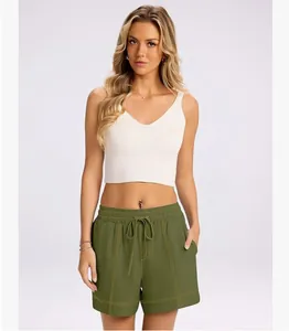 Pantaloncini casual verde militare da donna con cuciture a contrasto e lacci regolabili.