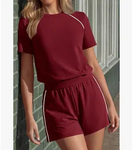 Dettaglio del completo due pezzi casual bordeaux da donna con profili bianchi