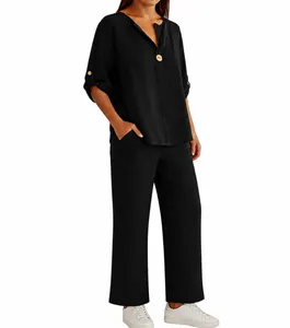 Vue détaillée de l'ensemble noir pour femme avec haut à col en V et pantalon droit