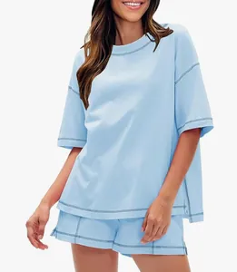 Bequemes hellblaues Damen Baumwoll Set aus T-Shirt und Shorts mit Ziernähten
