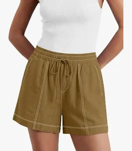 Dettaglio di pantaloncini casual da donna con elastico e cuciture a contrasto