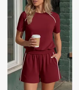 Foto lifestyle di una donna in completo bordeaux a due pezzi con strisce bianche
