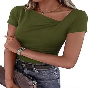 Vue détaillée du t-shirt décontracté pour femme vert olive à encolure asymétrique et plis
