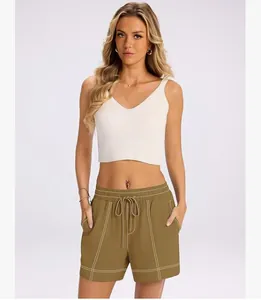 Dettaglio degli shorts casual da donna con cuciture a contrasto e coulisse in vita