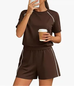 Vista dettagliata del set casual da donna marrone in due pezzi con profili bianchi.