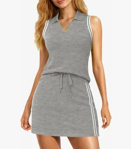 Tweeledig grijs sportset met mouwloze polotop en een bijpassende gestreepte tennisrok