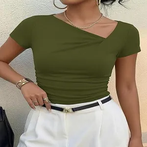Gros plan d'un t-shirt ajusté vert olive avec col asymétrique plissé très détaillé