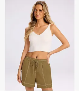 Pantaloncini casual da donna verde oliva con coulisse in vita e cuciture bianche a contrasto