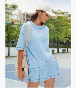Detailansicht eines hellblauen Baumwoll-Sets für Damen mit Kontrastnähten für Sport