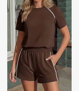 Modello che indossa un set casual marrone a due pezzi con piping bianco e pantaloncini