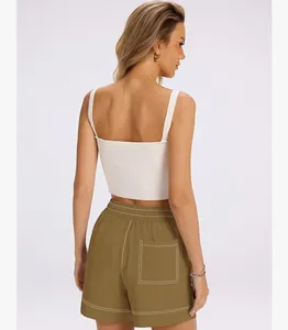 Vista posteriore di pantaloncini casual da donna color oliva con cuciture bianche e tasca.
