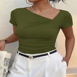 Détail d'un t-shirt vert olive moulant avec une encolure asymétrique et des plis plissés.