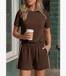Dettaglio del completo casual marrone due pezzi con profili bianchi su t-shirt e pantaloncini