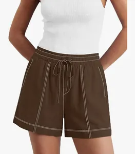 Dettaglio pantaloncini casual marroni con coulisse in vita e cuciture a contrasto